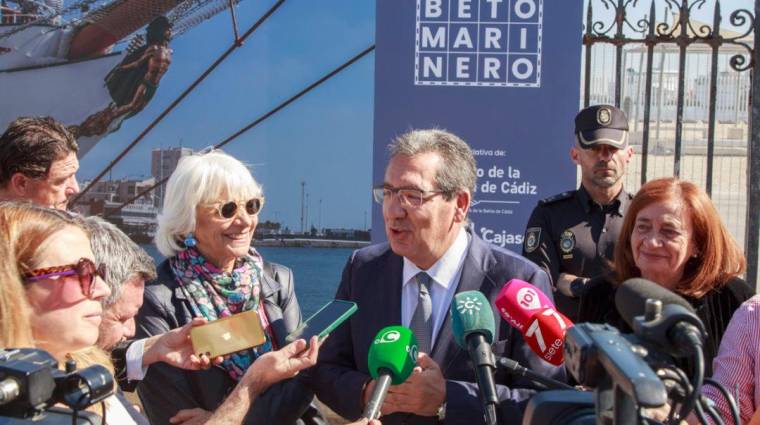 La presidenta de la AP de la Bahía de Cádiz, Teófila Martínez, y el presidente de la Fundación Cajasol, Antonio Pulido, atienden a los medios.