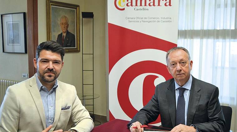 Antonio J. Padrón, socio y director de Marketing de IMBS, y Antonio Jesús Ramos, secretario general de la Cámara de Castellón, en un momento de la firma del acuerdo de colaboración.