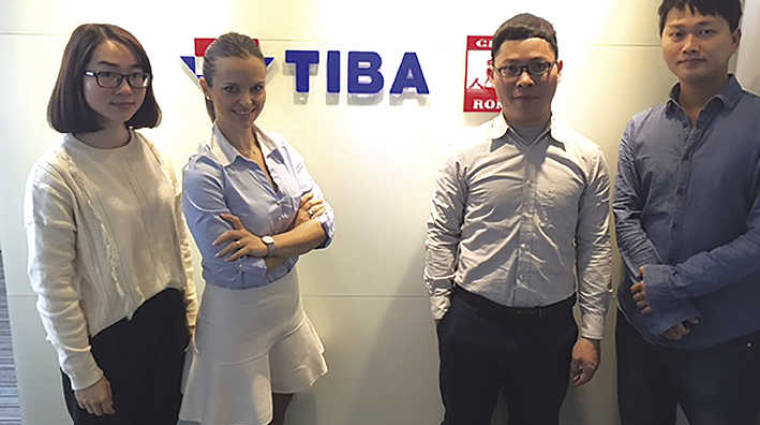 Bel&eacute;n Carratal&aacute;, Country Manager de China de TIBA, junto a directivos de la empresa en el pa&iacute;s asi&aacute;tico.