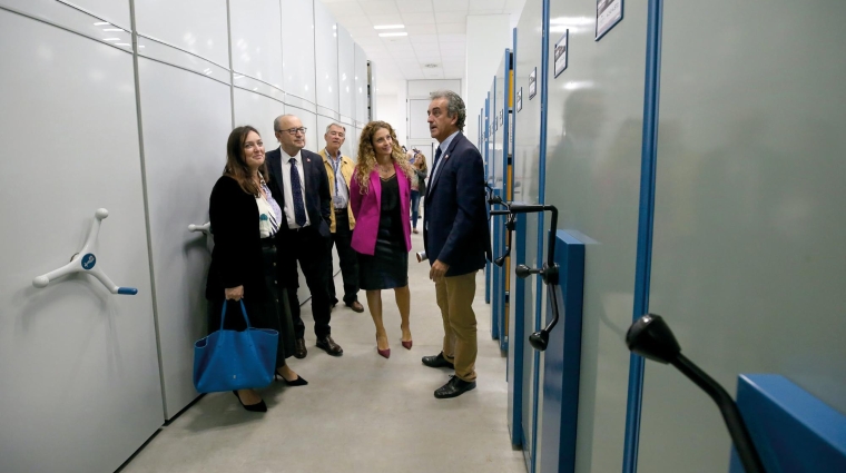 El presidente de la APS, Francisco Martín, y otras autoridades, en el archivo.