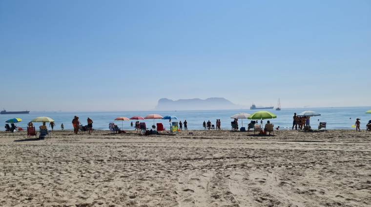 La AP de Algeciras inicia el trasvase de arena en la Playa del Rinconcillo