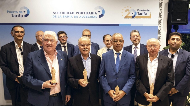 Luis Mora, director de Noráfrica Tours en 2003; Manuel Morón, presidente de la Autoridad Portuaria Bahía de Algeciras entre 1997 y 2018; Mohamed Ouanaya, presidente Director General de la Sociedad de Gestión del Puerto de Tánger Ville y José Antonio Caffarena, director general de la Autoridad Portuaria Bahía de Algeciras entre 1998 y 2004, con la réplica del Sagrado Corazón.