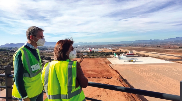 El conseller de Política Territorial, Obras Públicas y movilidad, Arcadi España, ha visitado esta mañana, acompañado por la directora general de Aerocas, Blanca Marín, la nueva zona de expansión del aeropuerto de Castellón.