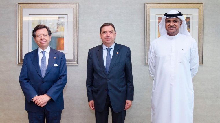 Íñigo de Palacio, embajador de España en los Emiratos Árabes; Luís Planas Puchades, ministro de Agricultura, Pesca y Alimentación del Gobierno de España; y Nabil Sultan, vicepresidente senior de la división de carga de Emirates, en su sede de Dubái.