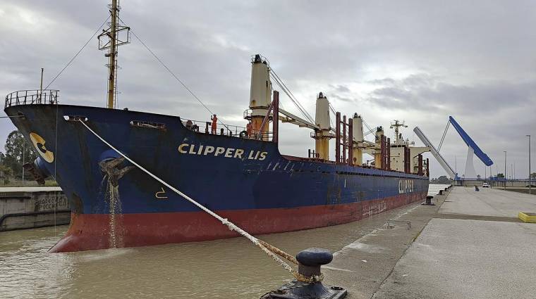 “Clipper Lis” con 15.000 toneladas de trigo a su paso por la esclusa Puerta del Mar.