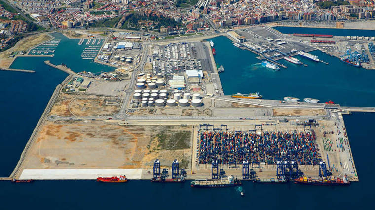 A la derecha, las instalaciones operativas de TTIA en Algeciras. A la izquierda, la fase B.