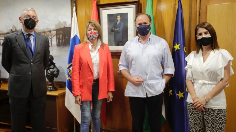 Con la presidenta de la Autoridad Portuaria de Huelva, Pilar Miranda, y el presidente del Consejo Social de la Universidad de Huelva, Jos&eacute; Luis Garc&iacute;a-Palacios (ambos en el centro), han estado tambi&eacute;n el director de la Autoridad Portuaria de Huelva, Ignacio &Aacute;lvarez-Ossorio, y la secretaria del Consejo Social, Teresa Herrera.