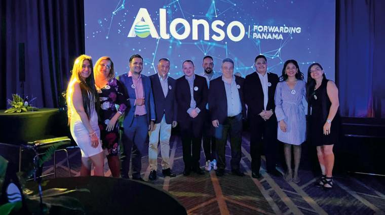 Parte del equipo de Alonso Forwarding Panamá junto a directivos de la división transitaria internacional de Grupo Alonso. Además se añade foto aérea del Canal de Panamá.