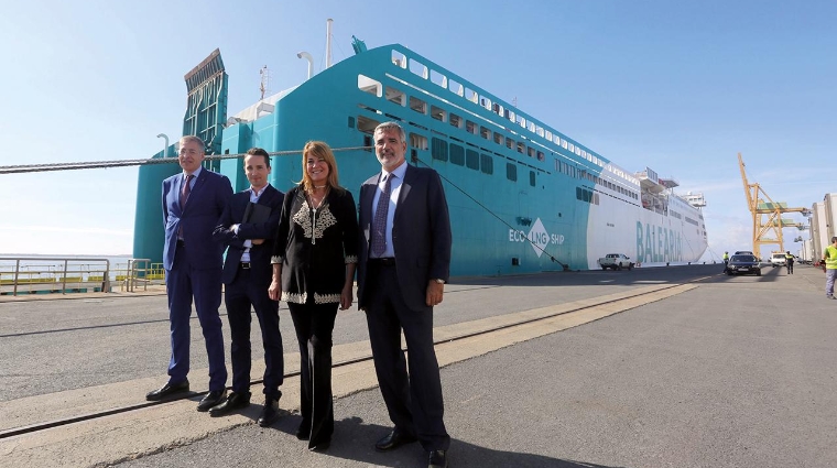 La presidenta de la Autoridad Portuaria de Huelva, Pilar Miranda, con representantes de las navieras.