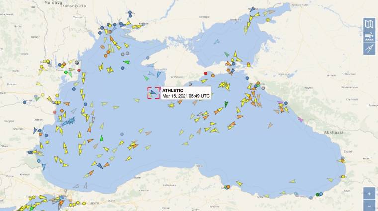 El remolcador &quot;Athletic&quot;, con bandera de Moldavia, navega por el Mar Negro, junto a Sebastopol.