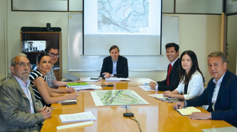 De izquierda a derecha, Juan López, coordinador del PSIS de Etxabakoitz; Mª Carmen González, jefa de la Sección de Proyectos; Josetxo López, director del Servicio de Estudios y Proyectos; Pedro López, director general de Obras Públicas e Infraestructuras; Borja López, de TRN Taryet; y Delia Romera y Juan Manuel Fernández, de TPF Ingeniería.