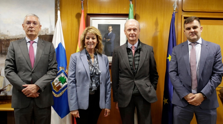 La presidenta del Puerto de Huelva, Pilar Miranda, y el director de la APH, Ignacio Álvarez-Ossorio, junto al presidente del Grupo Amper, Pedro Morenés y el director general de Nervión Naval Offshore, Roberto Bouzas.