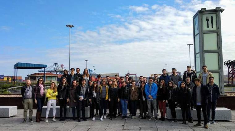 La Autoridad Portuaria de Bilbao apuesta por acercar el puerto a los ciudadanos y tambi&eacute;n, como es el caso de los 39 alumnos de CUBS, a los futuros profesionales del sector mar&iacute;timo-portuario.