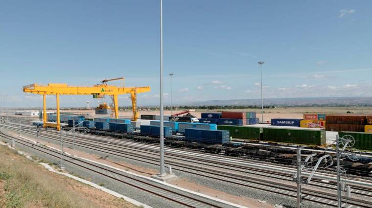 El adjudicatario deberá prestar servicios de carga y descarga de semirremolques de los servicios de transporte de autopista ferroviaria con origen o destino la Terminal de Mercancías Zaragoza Plaza.