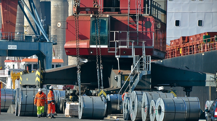 Operativa con bobinas de acero en el Puerto de Bilbao.