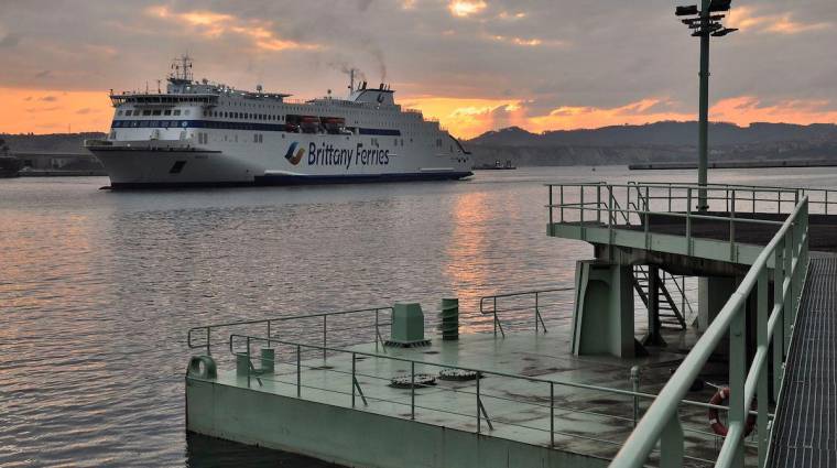Entrada del ferry “Galicia” en el Puerto de Bilbao.