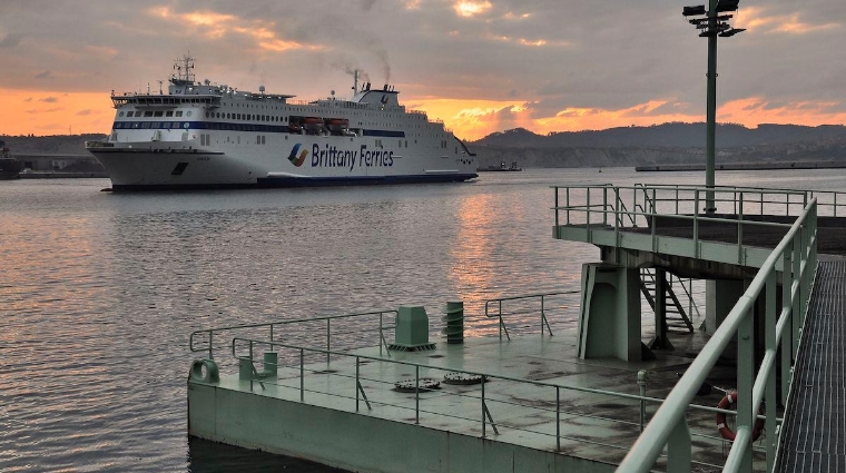 Entrada del ferry “Galicia” en el Puerto de Bilbao.