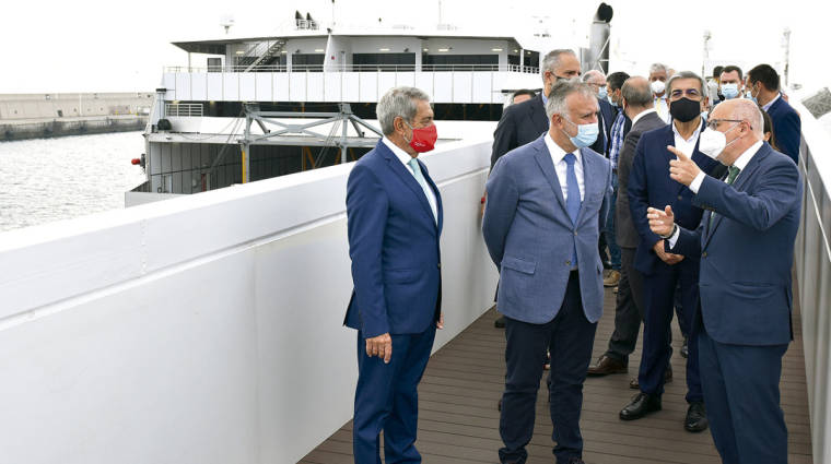 Un momento de la visita de las autoridades al nuevo ferry de Armas Trasmediterr&aacute;nea.