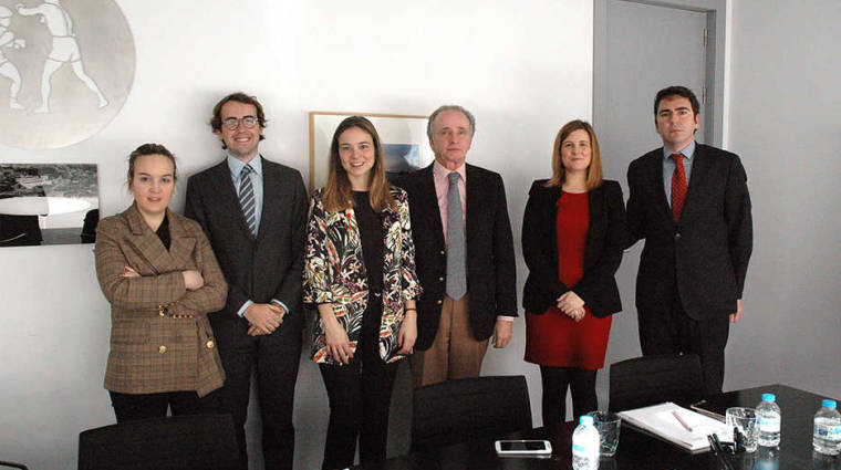 El equipo de abogados de Andersen Tax &amp; Legal y Juan Manuel Sierra, director t&eacute;cnico de Fortrans, ayer en las oficinas de Andersen Tax &amp; Legal en Madrid. Foto: I.Pe&ntilde;a.