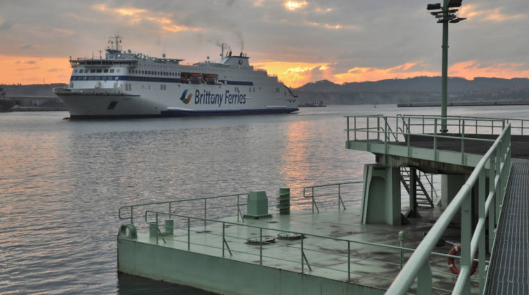 El buque &quot;Galicia&quot; de Brittany Ferries, durante una pruebas de reposare de GNL en el Puerto de Bilbao el pasado mes de abril.