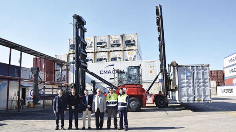 Kalmar Espa&ntilde;a ha entregado la nueva containera a Intercontainer esta semana y est&aacute; ya operativa. De izquierda a derecha: Sergio Peralta, Market Area Director Iberia (MAD) en Kalmar Spain; Ra&uacute;l Arrue, inspector; Eduardo Fern&aacute;ndez, Sales Representative Iberia en Kalmar Spain; Jos&eacute; &Aacute;vila, director de Intercontainer; Javier &Aacute;vila, jefe de campa y Javier L&aacute;zaro, jefe de frigoristas. Foto Loli Dolz.