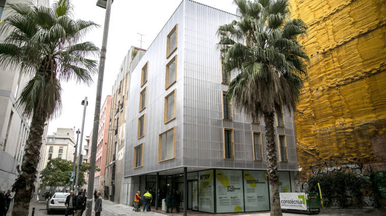 Con el objetivo de hacer frente a la emergencia habitacional, el Ayuntamiento de Barcelona usa contenedores para convertirlos en alojamientos provisionales.