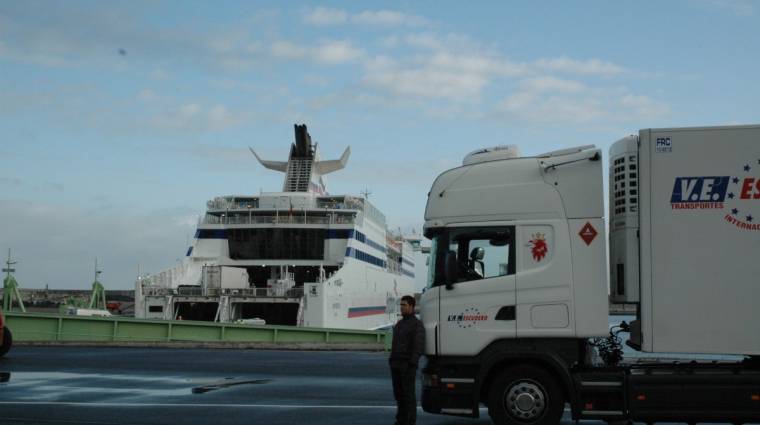 Los polizones intentan viajar en los barcos que salen hacia Reino Unido. Foto J.P.