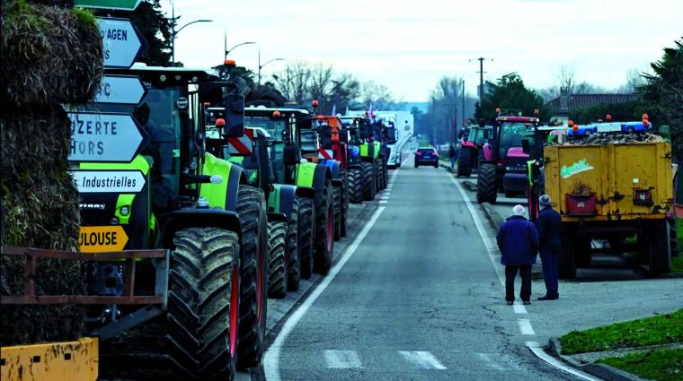 Cientos de camioneros están bloqueados en territorio galo y las empresas de transporte están controlando en tiempo real la viabilidad de las rutas.