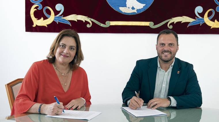 Beatriz Calzada, presidenta de la Autoridad Portuaria de Las Palmas, junto al alcalde de Arrecife, Yonathan de León.