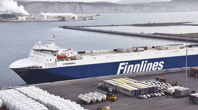 El buque &ldquo;Finnsea&rdquo; de Finnlines, en la terminal de Toro y Betolaza, su agente y estibador en el Puerto de Bilbao.
