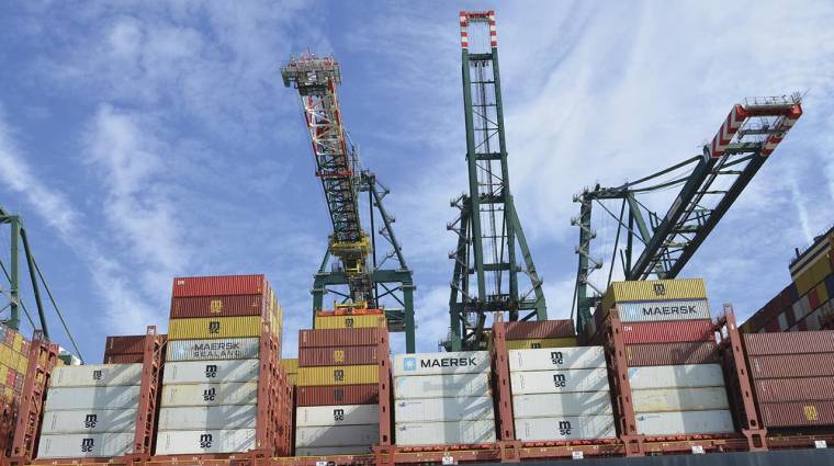El tráfico de contenedores en los puertos gestionados por la APV se sigue resintiendo por la complicada coyuntura internacional. Foto: DP.