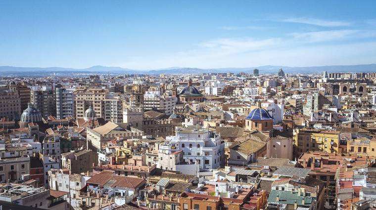 Los transportistas valencianos se han puesto a disposición del Ayuntamiento de Valencia para poder articular medidas para hacer más fácil la actividad de reparto en la ciudad.