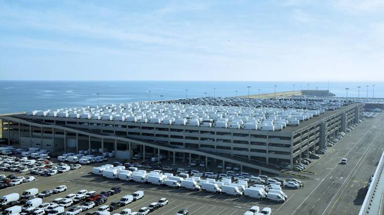 La planta está ubicada sobre la cubierta del silo de vehículos de la concesión de Valencia Terminal Europa.