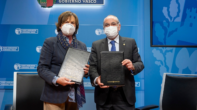 Mar&iacute;a Luisa Guibert, presidenta de Algeposa, e I&ntilde;aki Arriola, consejero de Planificaci&oacute;n, Territorial Vivienda y Transportes.