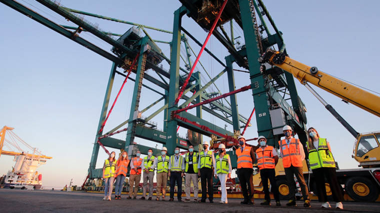 El Puerto de Huelva incrementa la capacidad de la terminal de contenedores con la llegada de tres gr&uacute;as nuevas.