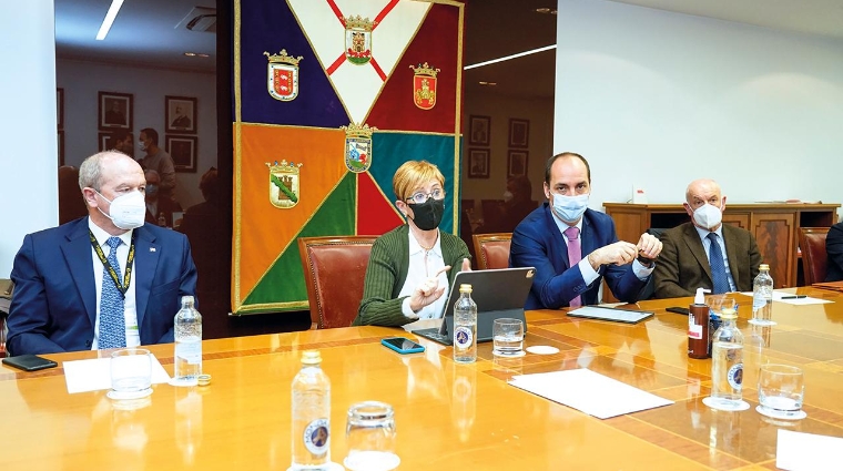 Desde la izquierda: Ricardo Barkala, presidente de la Autoridad Portuaria de Bilbao; Arantxa Tapia, consejera de Desarrollo Económico, Sostenibilidad y Medio Ambiente del Gobierno Vasco; Íñigo Ansola, viceconsejero de Industria; Joakin Tellería, presidente de la Autoridad Portuaria de Pasaia.