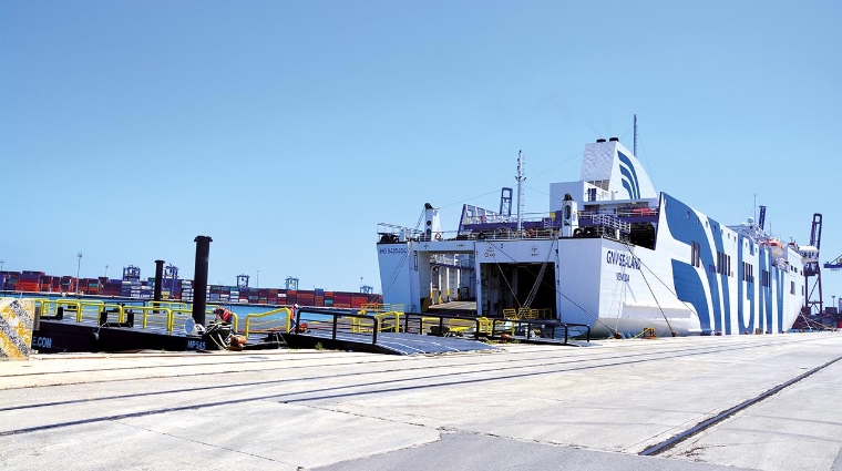 El “GNV Sealand” durante una operativa en el Muelle Perfecto Palacio del Puerto de Valencia. Foto: Raúl Tárrega.