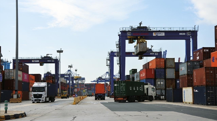 El transporte pide soluciones urgentes a APM Terminals Valencia. Foto: DP.