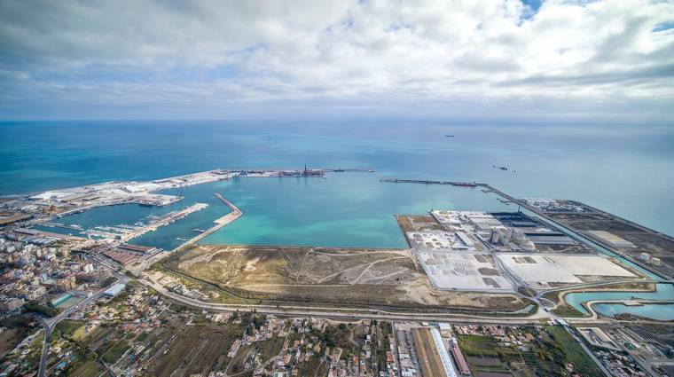 El puerto de Castellón mantiene los índices de tráfico de mercancías del 2021 en el montante acumulado y mueve 19,4 millones de toneladas.