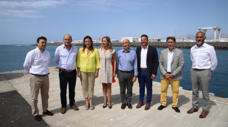 La presidenta del Cabildo de Lanzarote, Mar&iacute;a Dolores Corujo y el vicepresidente y consejero de Obras P&uacute;blicas, Jacobo Medina, visitaron el jueves las obras que se realizan en el frente mar&iacute;timo de la capital junto al presidente de la Autoridad Portuaria de Las Palmas, Jos&eacute; Juan Cardona