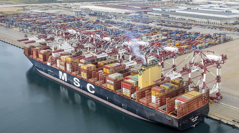 Uno de los buques de la naviera suiza durante su escala en el Puerto de Barcelona.