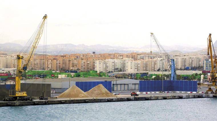 El expediente de la Conselleria advierte de que no están delimitadas las zonas para el acopio y movimiento de mercancía a granel en el Muelle 17 del Puerto de Alicante.