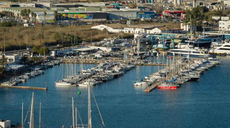 Puertos y Litorales Sostenibles se compromete a invertir 1,9 millones de euros en la instalación de un dique flotante para la reducción de la agitación marina dentro de la dársena interior.