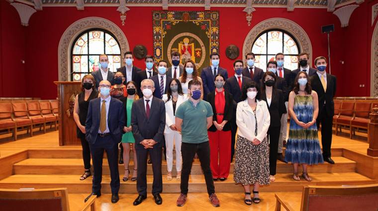 Un total de 49 estudiantes de 16 nacionalidades reciben su diploma de graduaci&oacute;n de los m&aacute;steres de ZLC.