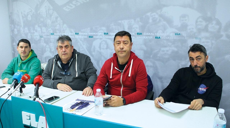 Aitor Landaburu (segundo por la izquierda), portavoz de ELA en el comité de empresa de Bilboestiba CPE, junto con miembros del sindicato. Foto J.P.