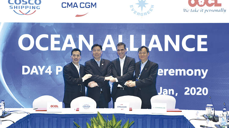 Los representantes de las navieras (de izquierda a derecha) OOCL, COSCO Shipping Lines, CMA CGM y Evergreen Line, firmaron ayer el acuerdo.