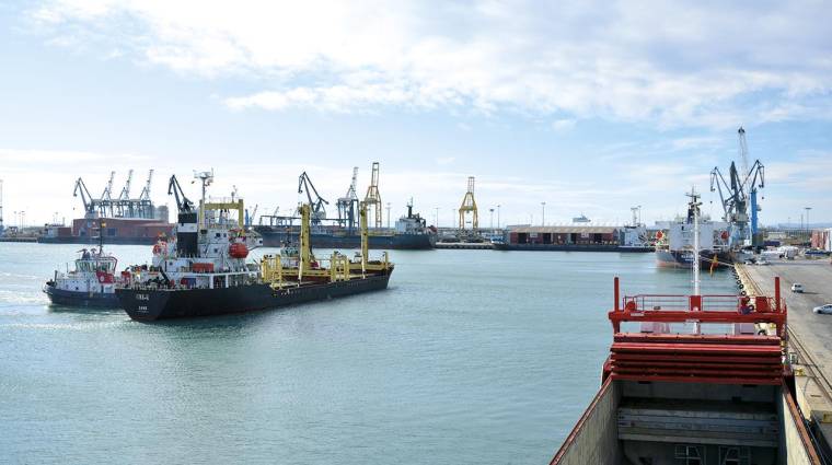 El nuevo acuerdo dota de estabilidad al sector del remolque en el Puerto de Sagunto. Foto: DP.