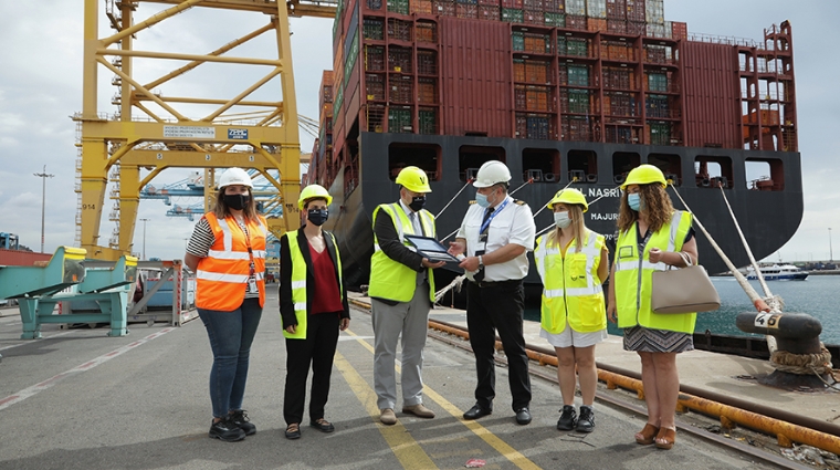 In&eacute;s Barber&aacute;, planning manager de APM; Olga Salvador, product analyst del Port de Barcelona; Carles Mayol, commercial manager del Port de Barcelona; Yuriy Solovyov, capit&aacute;n del barco; Sandra Esteban, sales manager spanish gateways de APM y Gemma Sanjos&eacute;, operations director Iberia &ndash; Hapag Lloyd. Foto J.C.S.