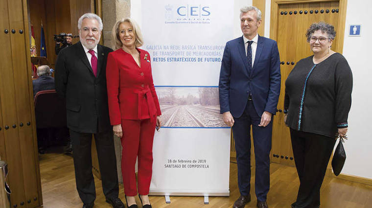 El vicepresidente de la Xunta, Alfonso Rueda (segundo por la derecha) y la presidenta del Consejo Econ&oacute;mico y Social de Galicia, Corina Porro (segunda por la izquierda), presentaron el informe ayer en Santiago de Compostela.