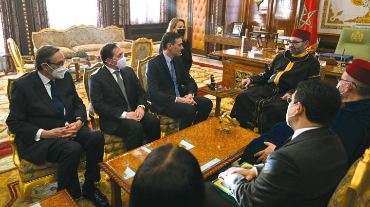 Un momento de la reunión entre el presidente del Gobierno, Pedro Sánchez, y el Rey de Marruecos, Mohamed VI.